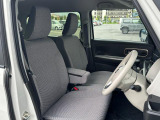 【フロントシート】高めのヒップポイントで見晴らしが良く、運転もしやすいですよ◎運転席アームレストがついているので長距離運転時の疲労軽減になりますよ◎