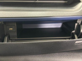 運転席側のインパネアッパーボックスは嬉しい収納!USBソケット付きでスマホの充電もできます!
