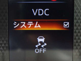 【横滑り防止】ハンドル操作や滑りやすい路面を走行中、横滑りを感知すると自動的に車両の進行を保つよう制御!