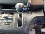 自然に手が届き、操作性の良いインパネシフトに、パーキングブレーキは、フットブレーキタイプなので、運転席と助手席の間はすっきりしています。