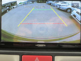 〔バックカメラ〕ギアをバックに入れると画面に自動的に後方映像が映し出され確認可能です。車庫入れなどの際に安全確認が出来て安心ですね。