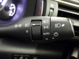 【オートライト】車外の明るさに応じて、自動的にライトの点灯・消灯をしてくれます。