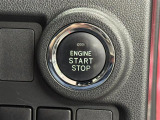 【プッシュスタート】スマートキーを持っているだけ、鍵を差し込むことなく、ボタンを押すだけでエンジン始動や停止を行うことができます。