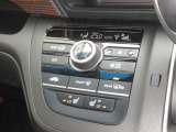 エアコンはオートエアコンでお好みの温度調整が出来、オールシーズン快適にドライブできます!さらに、運転席&助手席シートヒーターが付いてます。HIとLOの2段階に温度設定が可能です。