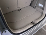 後席を前にスライドさせれば、荷室を広く使えます。
