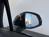●アウディサイドアシスト『後方の死角を並走する車両を検知しドアミラーの内側のLEDが点灯。ドライバーに注意を促し事故を未然に防ぐシステムです。』
