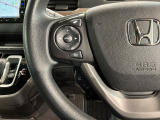ステアリングにオーディオ操作スイッチが付いています。オーディオ画面に直接タッチしなくても操作が出来ますので、運転に集中できます。