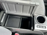 フロントシート中央にはセンターコンソールボックスを装備。