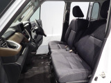 【運転席シート】ホールド感のあるシートが体を優しく支えます。目立つ擦れやヘタリもなく、良好なコンディションを維持しています。長距離の運転でも疲れにくく、心強い相棒となってくれます。