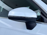 ●アウディサイドアシスト『後方の死角を並走する車両を検知しドアミラーの内側のLEDが点灯。ドライバーに注意を促し事故を未然に防ぐシステムです。』