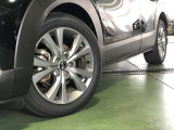 こちらはスタイリッシュな純正アルミホイールを装着しております☆
