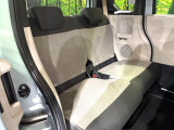 後部座席も気になるようなキズ・汚れやへたり等、大きなダメージはなく、良好な状態です。
