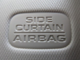 サイドカーテンエアバックシステムは、側面衝突時に大人から子供までさまざまな体格の乗員の頭部や頚部を広範囲で保護。特にセンターピラーへの頭部衝突を防ぐ展開性能を実現しています。