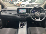 すっきりした運転席周りにはナビやエアコンの操作パネルを設置しておりますので、お一人での運転でもご安心できます。