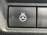【ステアリングヒーター】冬場に冷たくなりやすい革巻きステアリングを、スイッチ一つで素早く適温に!エアコンよりも早く温まってくれるので、寒い日の運転も快適になりますね♪