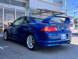 外装色は鮮やかなビビッドブルーで、タイプR専用の大型リアスポイラーや空力パーツがボディを強調しており、機能美とスポーツ性能を高次元で両立させたホンダ独自のスタイリングが、今なお色褪せない大きな魅力です