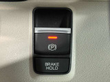 電子パーキングに加えてブレーキホールドシステムを装備しておりますので、信号待ちや踏み切り待ちでもブレーキを踏まずに停止できます!発進する際はアクセルを踏むだけですので渋滞時などはかなり楽ですね!
