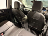 後部座席も広々としたレザーシートになっております。