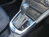 【シフトレバー】マニュアルモード付6速AT。低回転から高回転域までしっかりとしたシフトチェンジをアシストします。
