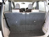 バックドアを上げた状態です。シートを倒せば荷室のスペースが広くなります!用途に合わせて快適な室内を!