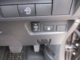 アイドリングストップ機能付です。特別な操作をしなくても、普段通りの運転をするだけで、エコドライブができる機能です。OFFボタンがありますので、必要に応じて使い分けてください。