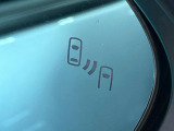 【ブラインドスポットモニター】走行中、ドアミラーの死角になりやすい箇所に後続車が接近するとサイドミラーのレンズに警告を表示!ドライバーに注意喚起をしてくれます。