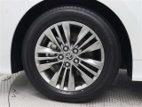 純正アルミホイールは精度が高く、走行の安定性が優れています。タイヤサイズ225/60R18