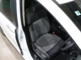 程よい硬さとホールド性が高いシートで長時間運転も快適です。