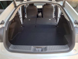 二列目シートを倒せばトランクスペースが広がります。