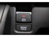 電子パーキングブレーキは手元のスイッチ操作でON/OFFできる簡単操作。ブレーキホールドはブレーキペダルから足を離しても停止状態を保持してくれアクセルペダルを軽く踏めば解除する便利な機能です。