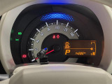 【メーターまわり】ドライバーから見やすい位置にあって安全運転に寄与します。メーターも見やすくてシンプルなデザインになっております。