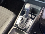 シンプルでとても使いやすいフロアシフトに、パーキングブレーキはハンドタイプのサイドブレーキです。