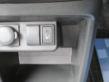 運転席には冬場に快適、シートヒーターが付いてます。