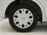 ◆純正ホイール装着車◆シンプルなデザインのホイールキャップ付きです。