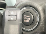 【キーレススタートシステム】カバンやポケットに入れたままでもドアの施錠・解錠が可能なスマートキーを装備。エンジンのオン・オフ時もカギを取り出す必要が無いからとっても便利です♪