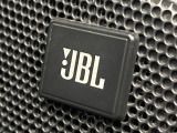 【JBLサウンドシステム】メーカーオプションの高品位サウンドシステムを搭載。専用のチューニングが施された大小様々なスピーカーから良質なサウンドが奏でられ、臨場感あふれる音響空間を演出します。