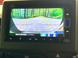 【バックカメラ】駐車時に後方がリアルタイム映像で確認できます。大型商業施設や立体駐車場での駐車時や、夜間のバック時に大活躍!運転スキルに関わらず、今や必須となった装備のひとつです!