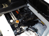 【綺麗なエンジンルーム】運転席側もオイル漏れなどの異常はなく良好な状態です。安心してお乗りいただけます。