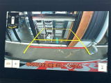 【バックモニター】後方の障害物や歩行者を確認できるバックモニター。狭い駐車場や混雑した場所でも安心して車を操作できます。