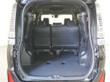 3列目シートを跳ね上げると、さらに広々とトランクを利用することが可能です。
