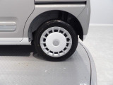 【タイヤ・ホイール】反対側から見た状態も良好です。試乗車として大切に扱われてきた車両ですので、外装のコンディションも良く、これから長く安心してお乗りいただける一台となっています。