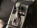 ハンドル周りがすっきりするフロアシフト。ハンドル操作に集中しやすいので、事故の防止にも役立ちます。