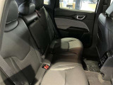 後部座席も広いのでゆったりと座って頂けますし、シートも疲れにくい固めの素材となっている為、旅行なども快適です。