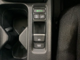 セレクトレバーの下に電子制御パーキングブレーキがあります。スイッチひとつで、停車した地点の傾斜などをシステムが検知・判断してブレーキ力を自動的に最適制御し、しっかり停車できるパーキングシステムです。