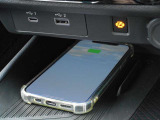 フロントセンタートレイは携帯電話のワイヤレス充電器となっています!