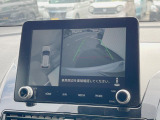 【マルチテレインモニター】車のフロントやサイドのカメラ画像を同時にモニター表示することで、悪路や狭い道を走行時でも周囲の状況確認ができ安心!本格SUVにうれしい装備です♪