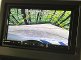 【バックカメラ】駐車時に後方がリアルタイム映像で確認できます。大型商業施設や立体駐車場での駐車時や、夜間のバック時に大活躍!運転スキルに関わらず、今や必須となった装備のひとつです!