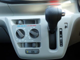シフトとエアコンです。ダイヤル式のマニュアルエアコンになります。シンプルで使いやすい!