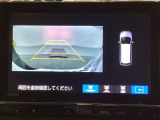 バックでの車庫入れも安心です! リアカメラが付いているバックモニター付のナビを装備しております。バンパーについているソナーや、操作線もついており距離感も画面から確認できます。