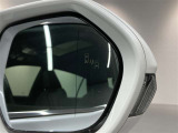 ブラインドスポットモニター(BSM)を装備しています。隣を走る車両が死角に入るとミラー内LEDインジケーターが点灯。さらに、ウィンカーを出すとインジケーターが光って点滅して注意を促してくれます。